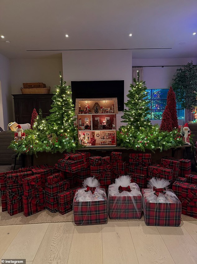 وكان هناك أيضًا المزيد من الهدايا وأشجار عيد الميلاد التي تزين زاوية أخرى من القصر المترامي الأطراف. يبدو أن غلاف عيد الميلاد من ماركة SKIMS الخاصة بابنتها كيم كارداشيان