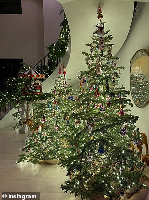 تم تزيين الدرج الحلزوني بالأضواء والأشجار وتحيط به