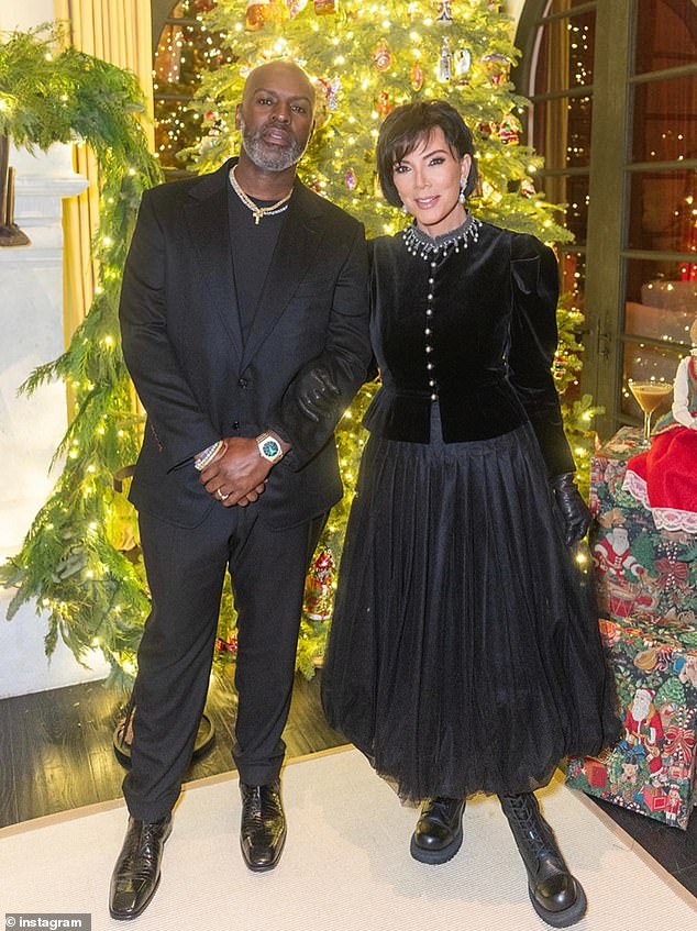 كما نشرت نجمة تلفزيون الواقع صورة لنفسها بجانب شريكها القديم كوري غامبل بينما كانا يستعرضان ملابسهما المنسقة ذات اللون الأسود بالكامل في احتفالاتهما العائلية.