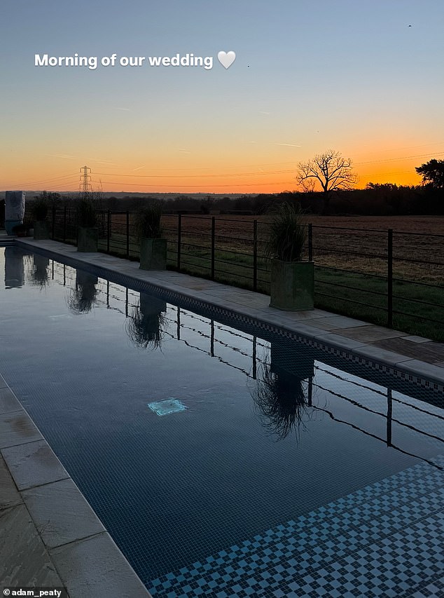 يبدو أن اضطراب السقوط مع والديه كان بعيدًا عن ذهن آدم حيث انتقل إلى Instagram بشكل لطيف ومبكر لمشاركة صورة لشروق الشمس في الريف قبل الحفل