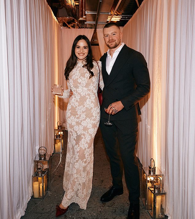 قام آدم بيتي بالعد التنازلي للساعات حتى حفل زفافه على هولي رامزي، حيث شارك صورة شروق الشمس في صباح يوم زفافه على إنستغرام يوم السبت وسط نزاع عائلي.