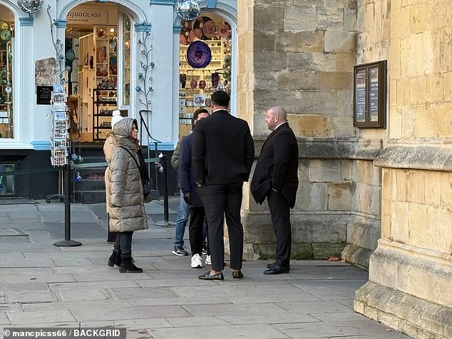 تم إبعاد أفراد من الجمهور في Bath Abbey حيث سيتزوج آدم بيتي وهولي رامزي