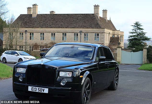 غادرت العروس هولي رامزي Kin House وهي في طريقها إلى Bath Abbey