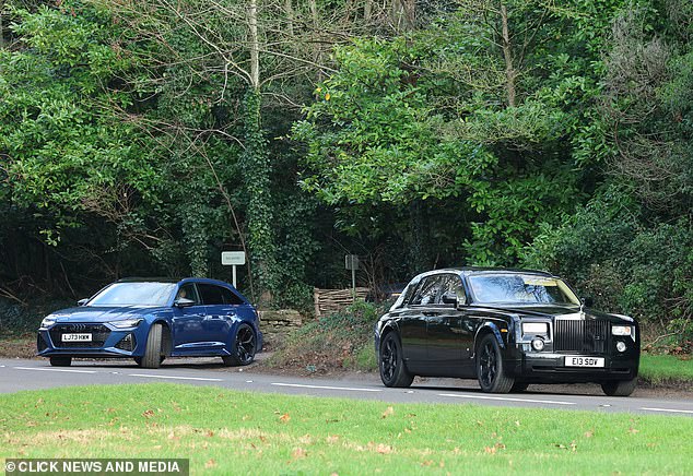 تشق هولي طريقها بسيارة سوداء إلى الدير لحضور الحفل هذا الصباح