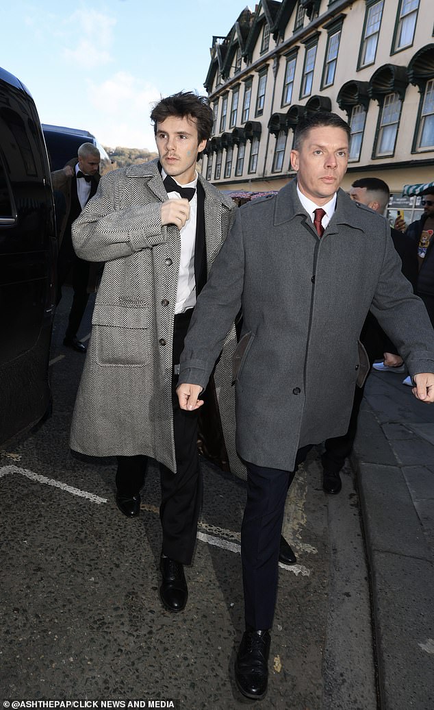 تابع كروز بيكهام عائلته عن كثب في احتفالات اليوم في باث اليوم