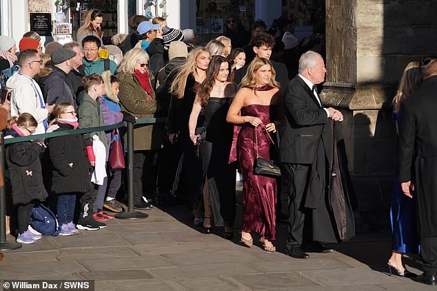 تبدأ جحافل الضيوف في النزول إلى Bath Abbey قبل حفل الزفاف المرتقب اليوم