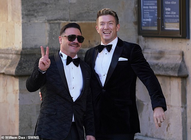 شوهد الضيوف وهم يبتسمون ويحملون علامة السلام خارج الدير هذا الصباح