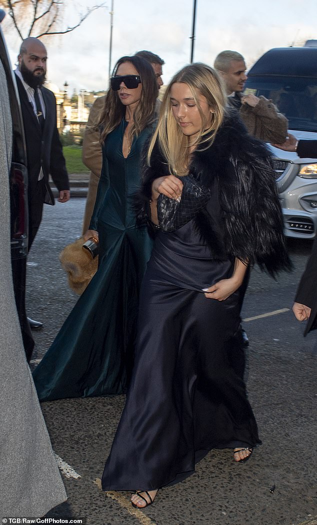 ولإكمال إطلالتها، أضافت بوصات إلى إطارها مع حذاء بكعب أسود