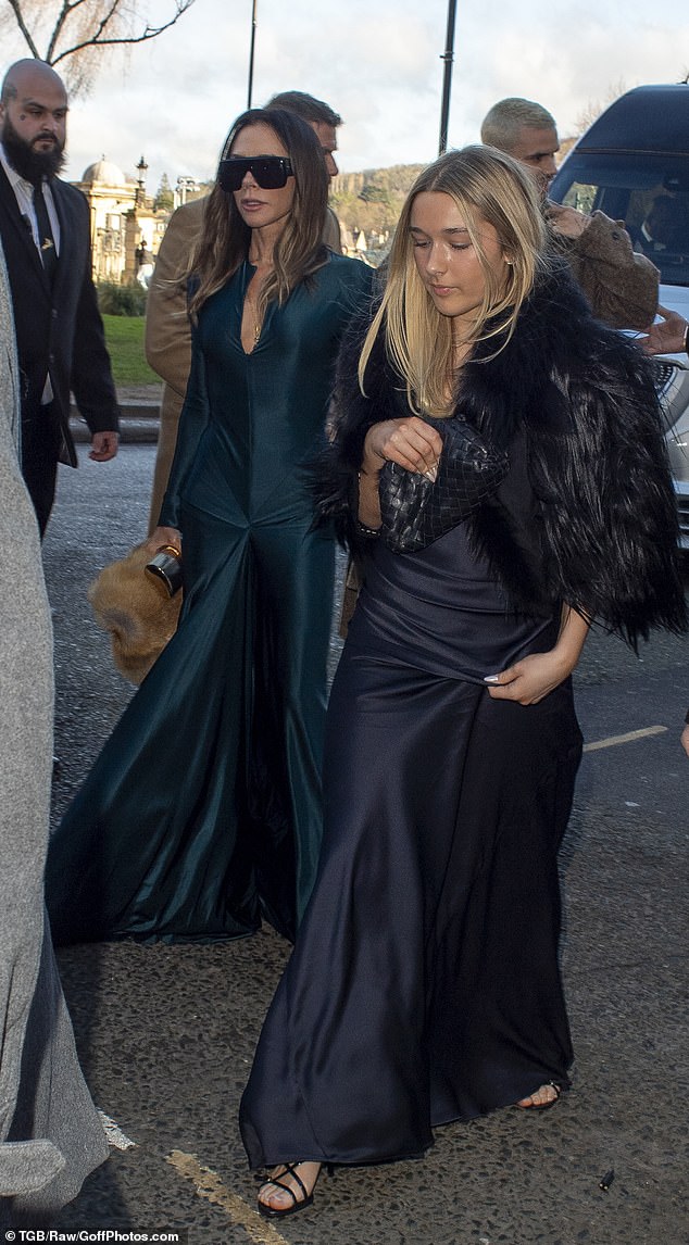 سيتزوج الزوجان في Bath Abbey في 27 ديسمبر، وخرجت عائلة بيكهام بكامل قوتها لإظهار دعمهم لأصدقائهم المقربين عائلة رامزي، حيث وصلوا إلى المكان معًا في هذا اليوم الخاص.