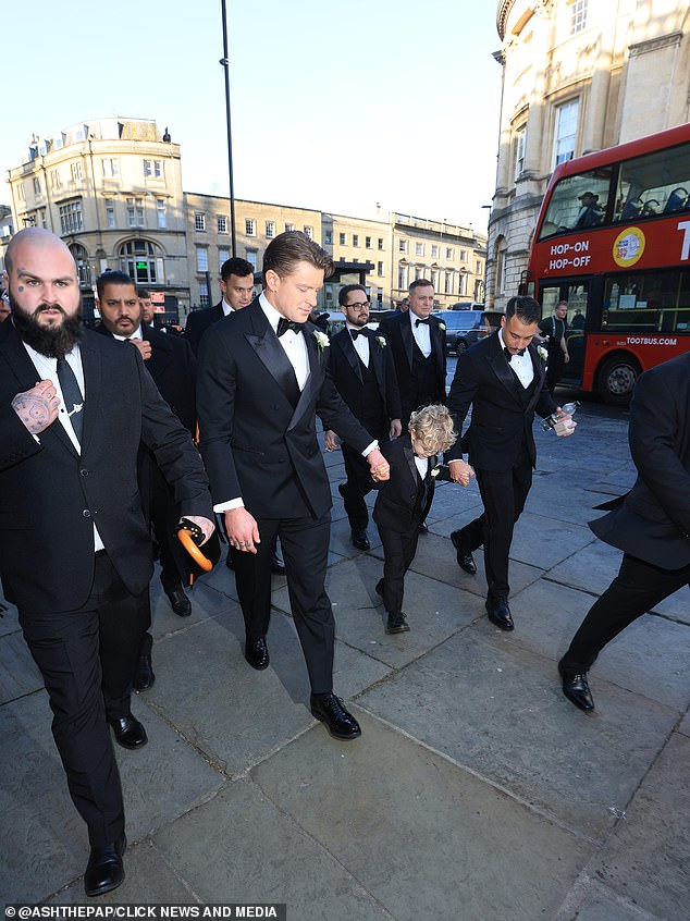 كان الصبي الصغير يبتسم من الأذن إلى الأذن بينما كان يرتدي خصلات شعره الشقراء المعتادة ويسير عبر المدينة مع عائلته.