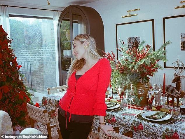 كما حصل المعجبون على لمحة عن مطبخ الزوجين حيث وقفت صوفي على كرسي بجوار طاولتها المزينة بشكل جميل والتي تحتوي على شموع حمراء ومفارش خضراء.