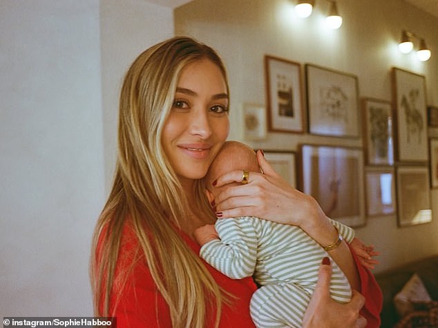 شاركت صوفي مجموعة من الصور الصحية على حسابها على إنستغرام يوم السبت، بما في ذلك لقطة منفردة لها وهي تحمل الطفل على صدرها وهو يرتدي لباس داخلي مخطط.