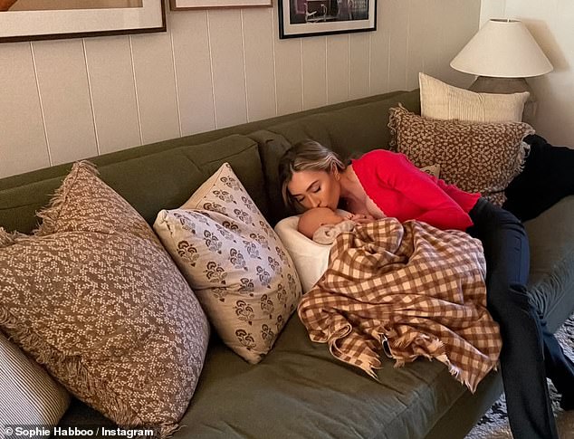 صعدت صوفي أيضاً إلى الأريكة وطبعت قبلة حلوة على رأس طفلها