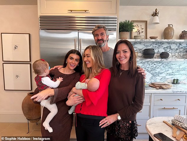 صوفي وشقيقتها في الصورة مع أطفالهما وأبيهما