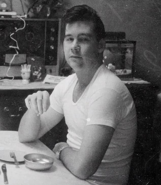 تكشف الصور بالأبيض والأسود عن روس حليق الذقن، بينما تظهره صورة أخرى من موقعه الإلكتروني BobRoss.com وهو شاب ذو قصة طويلة.