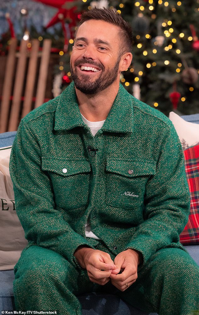 يعتقد سبنسر ماثيوز أن كاتي هند لديها نحلة في قلنسوةها حول 