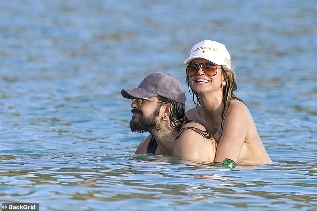 صعدت فوق ظهر زوجها