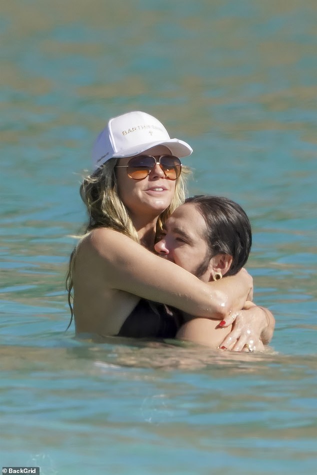 بدا الزوجان في حالة حب خلال وقتهما الرومانسي في الماء