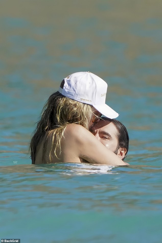 زرعت كلوم قبلة كبيرة على زوجها