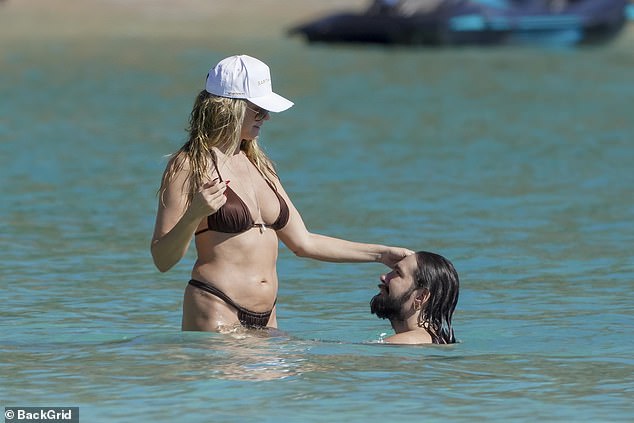 الزوجان الآن على بعد آلاف الأميال من نيويورك المغطاة بالثلوج