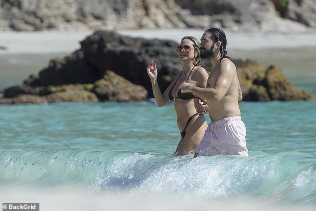 بدت كلوم مذهلة للغاية في ملابس السباحة الضيقة