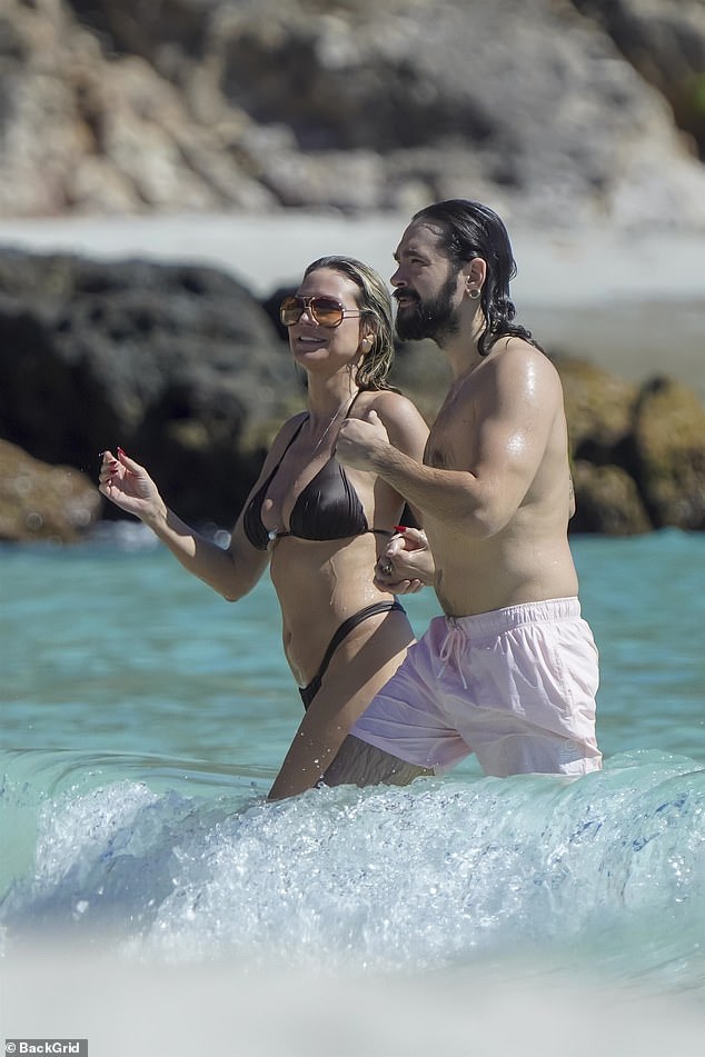 لقد خرجوا من تراجعهم يدا بيد