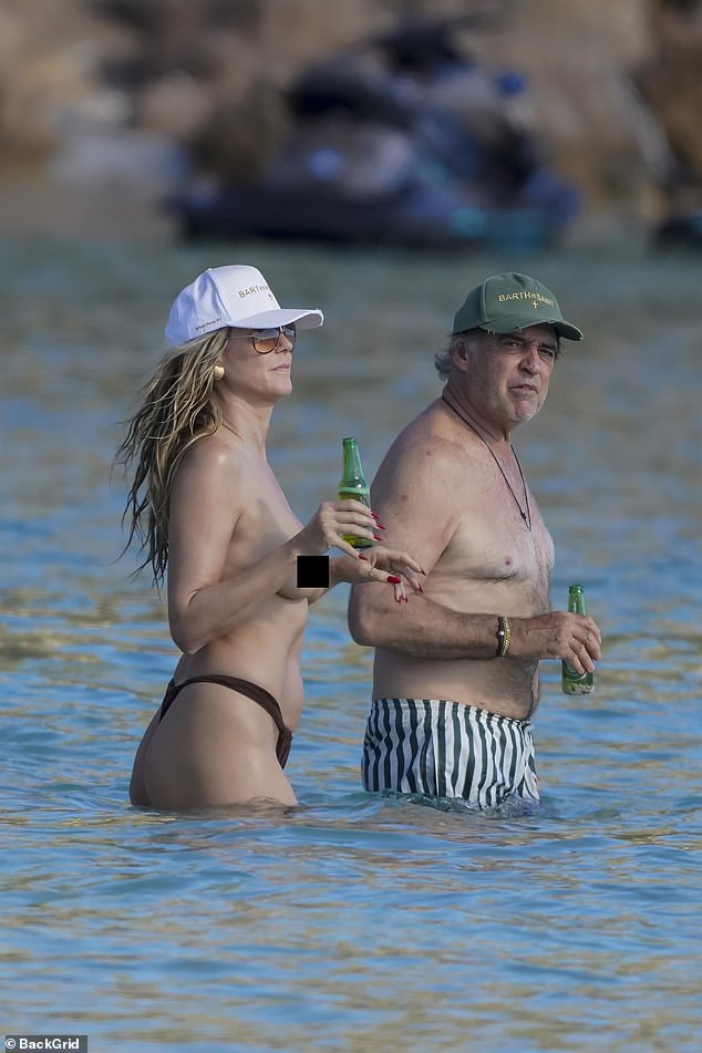 في نهاية المطاف، توسعت مجموعتهم، حيث انضم إليهم المصور أنطوان فيرجلاس، صديق كلوم منذ فترة طويلة، لاحتساء الجعة في الماء.