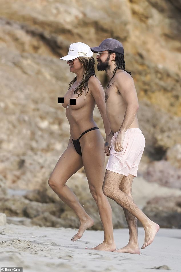 أمسك الزوجان بأيديهما أثناء عودتهما إلى اليابسة