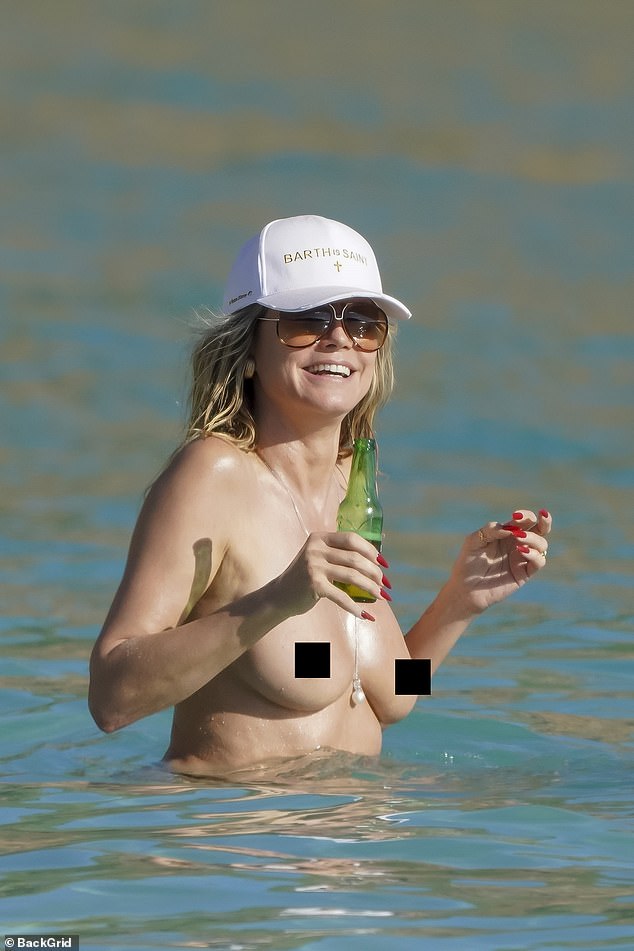 لا يمكن أن يبدو كلوم أكثر سعادة وهو يستمتع ببعض البحر وأشعة الشمس