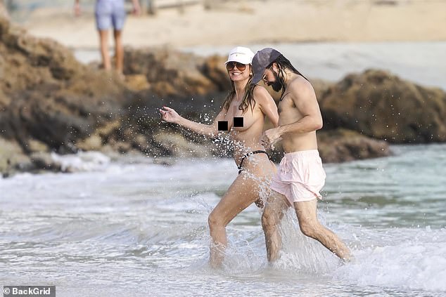 أشرقت النجمة بفرح وهي تشق طريقها عبر الأمواج