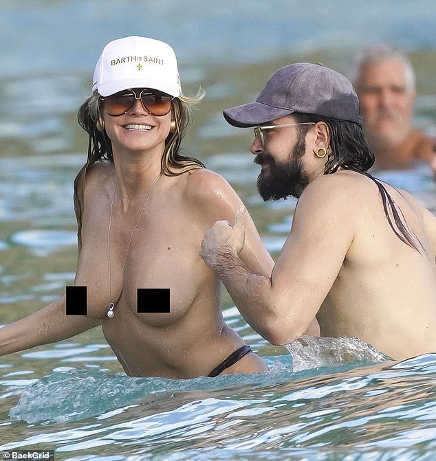 تومض كلوم المشع بابتسامة واسعة