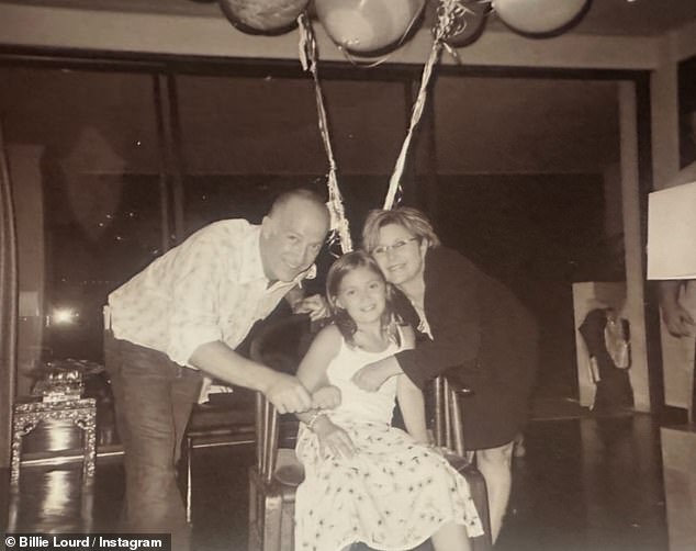 ومن بين الناجين ابنة فيشر بيلي لورد، 33 عاماً، التي رحبت بها مع زوجها الثاني، وكيل هوليوود الكبير بريان لورد؛ جميع الصور 2000