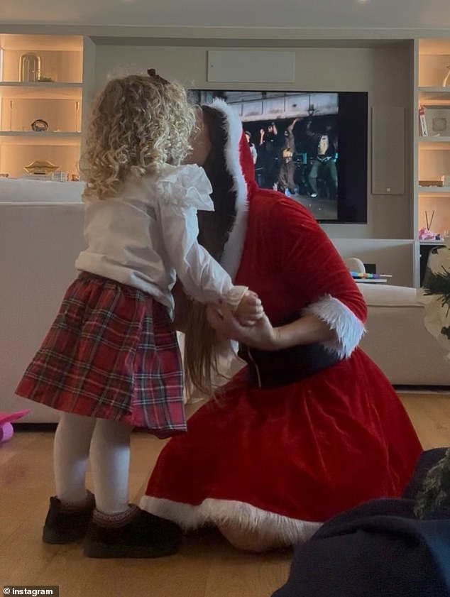 وإلى جانب اللقطات الاحتفالية، كتبت: 