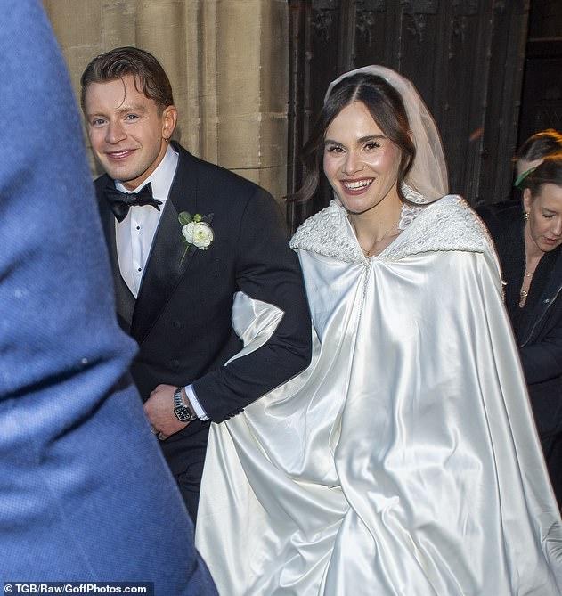 غادر العروسان الكنيسة في حوالي الساعة 1.30 بعد الظهر وسط قرع أجراس الدير، وتم نقلهما بعيدًا إلى حفل استقبالهما في Kin House.