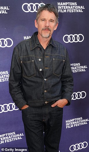 تحدث الفائز بجائزة الأوسكار عن الموضوع مع هوك أثناء مشاركتهما في مقابلة مشتركة مع فانيتي فير في وقت سابق من هذا الشهر؛ هوك شوهد في أكتوبر في نيويورك