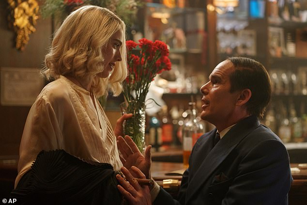 كما تولى هوك دور لورينز هارت في فيلم السيرة الذاتية Blue Moon - والذي قام ببطولته أيضًا مارغريت كواللي وأندرو سكوت وبوبي كانافال.