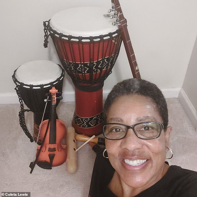 صاحت كوليتا لويس، الأخصائية الاجتماعية السابقة في هاديش، أثناء أدائها، وسألت عما إذا كانت تتذكرها