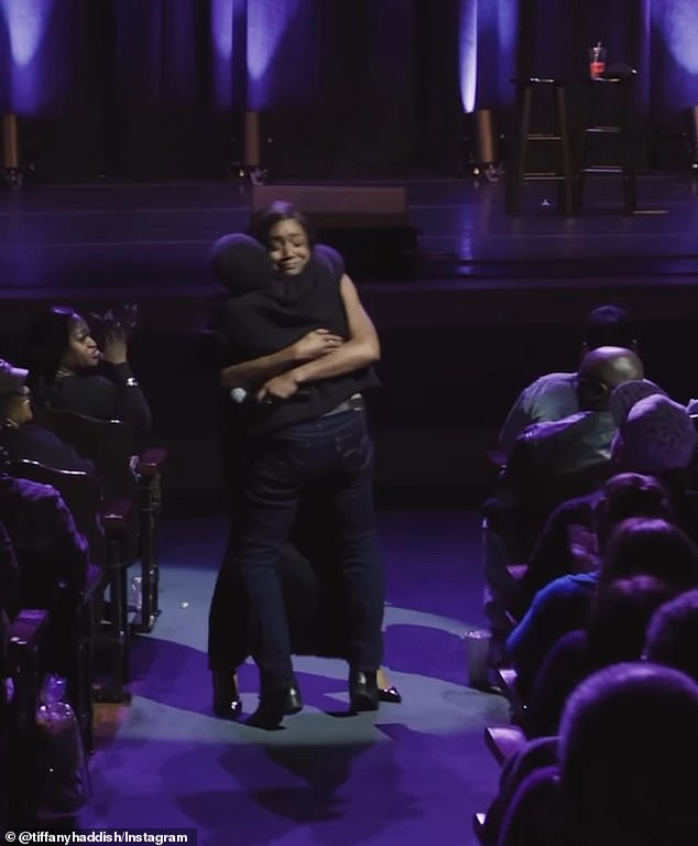 احتضن الاثنان بعضهما البعض بينما كانت هاديش تبكي، وطلبت أيضًا إشعال الأضواء