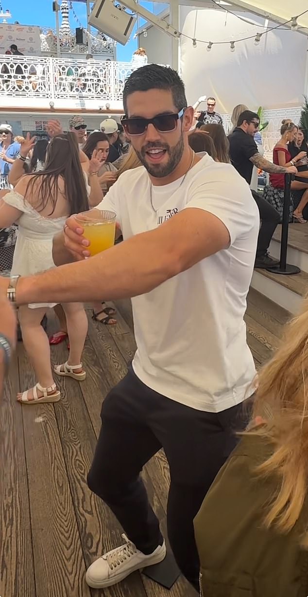 انضموا لاحقًا إلى زميلهم العريس المتزوج من النظرة الأولى ريان دونيلي على حلبة الرقص، وهم يضحكون ويستمتعون بأشعة الشمس بينما تتدفق رذاذ أبيرول بحرية.