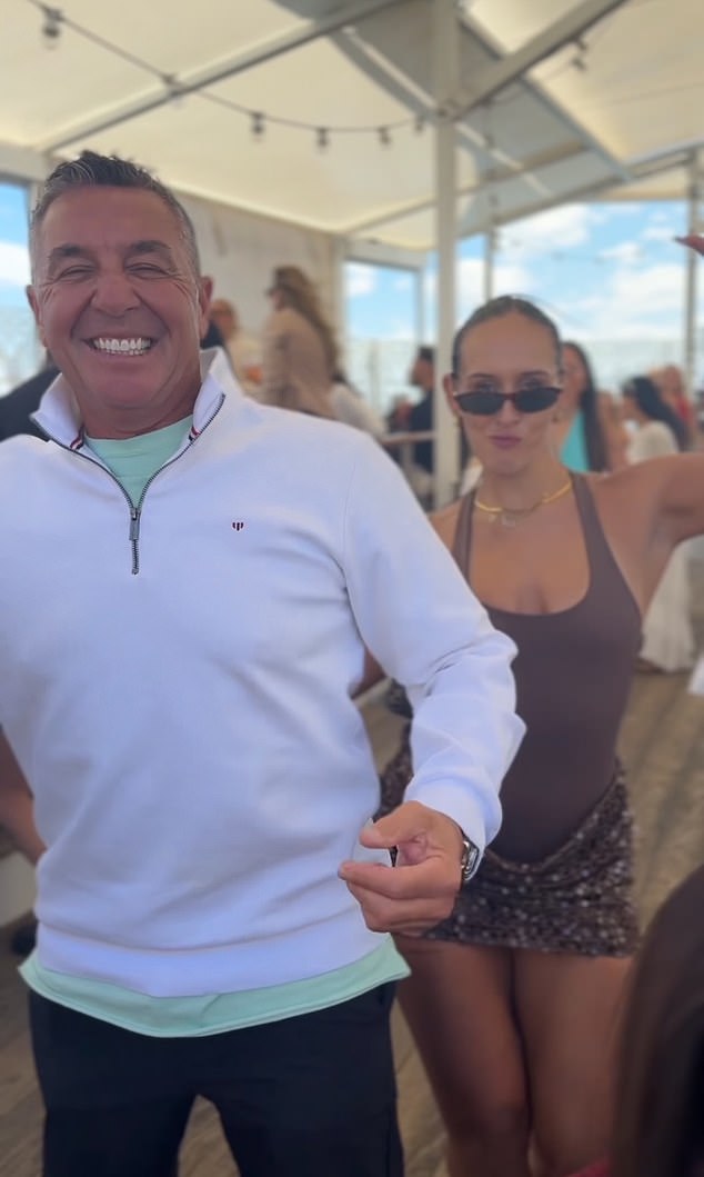 وبمجرد صعودهما على متن الطائرة، شوهد الثنائي وهما يرقصان تحت المظلة البيضاء، ويندمجان مع حشد بعد الظهر الصاخب