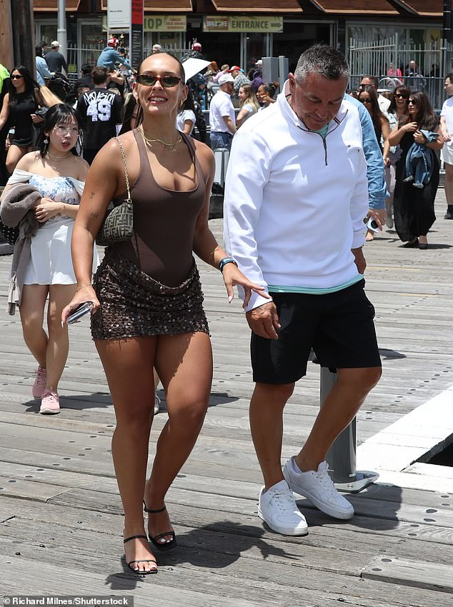 شوهد عامل المجلس وهو يصل إلى King Street Wharf يوم الأحد لحضور حفل Aperol Afloat، وهو يشق طريقه إلى Seadeck جنبًا إلى جنب مع المؤثرة الصغيرة كورتني فيرجسون