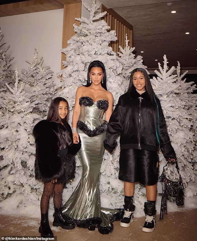 كما اتبع أطفال كارداشيان الأربعة نظام ألوان أحادي اللون خلال الليل من خلال ارتداء ملابس سوداء بالكامل