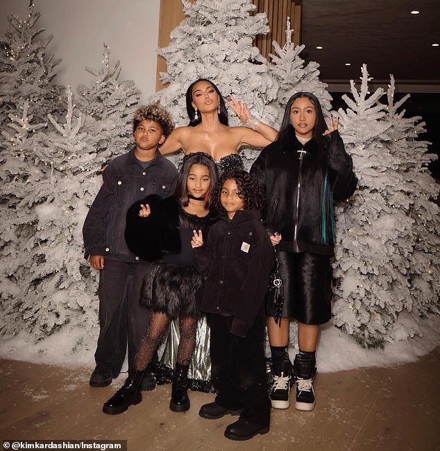 تألقت كارداشيان في مجموعة كلاسيكية من موغلر في المساء بينما انضم إليها أطفالها أثناء الوقوف أمام الأشجار المغطاة بالثلوج داخل قصرها في هيدن هيلز الذي تبلغ تكلفته 60 مليون دولار.
