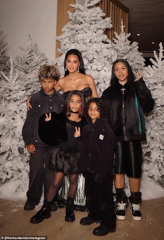 وضع الزوجان السابقان خلافاتهما الطويلة الأمد جانبًا للاحتفال بالعطلات كعائلة، حيث وصفت المصادر الأجواء بأنها ودية