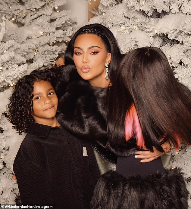 قفزت الشخصية التليفزيونية إلى صفحتها الرئيسية على Instagram يوم السبت لتكشف عن الصور الجميلة قبل حضور حفلة عيد الميلاد السنوية للعائلة