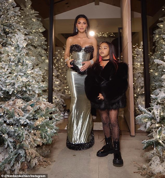 تألفت إطلالة كارداشيان في العطلة من تنورة طويلة ملتصقة بقوامها وسقوط قطار خلفها