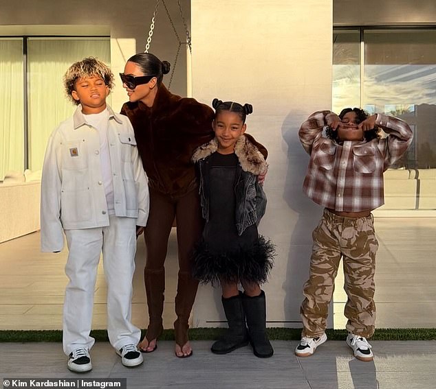 يأتي ذلك بعد وقت قصير من اعترافها بأنها كافحت سابقًا للتجادل مع أطفالها لالتقاط صور للعطلات