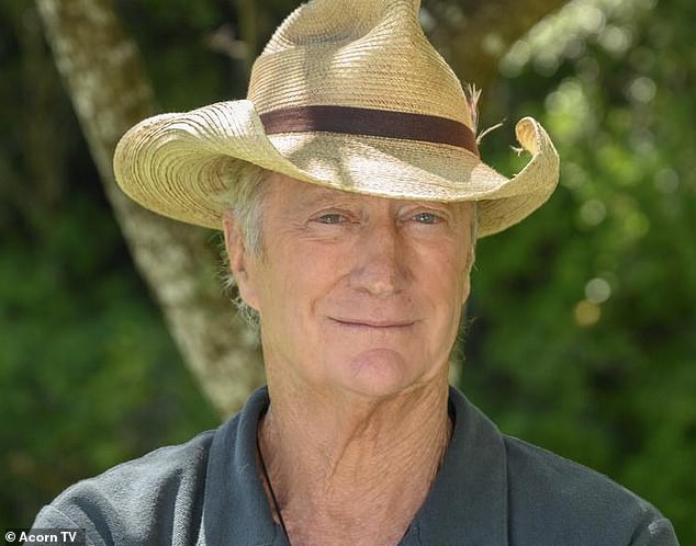 في وقت إنتاج بريسيلا، كان براون اسمًا مألوفًا في أستراليا، حيث لعب أدوارًا في الأفلام الكلاسيكية مثل Breaker Morant (1980) وعلى شاشة التلفزيون في المسلسل الأمريكي المصغر The Thorn Birds (1983). (في الصورة)