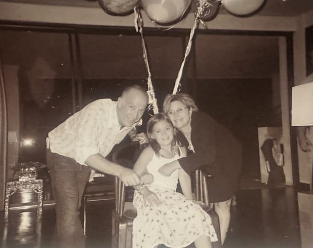 قامت لورد، التي شاركتها فيشر مع بريان لورد، بتحميل صورة قديمة لها مع والديها عندما كانت طفلة