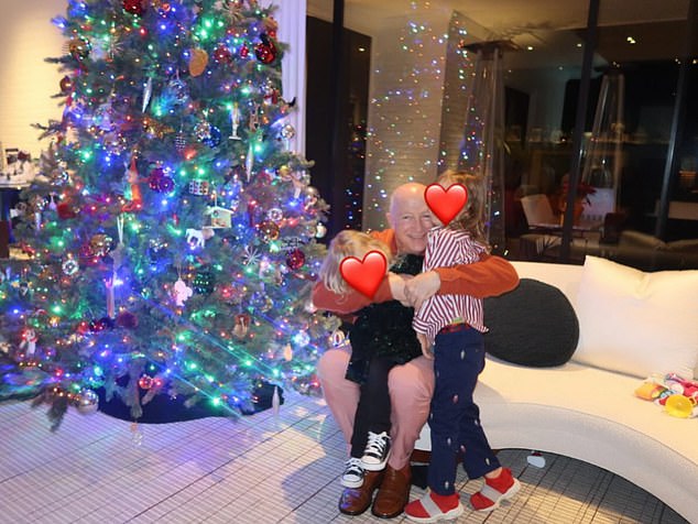 كما تم تضمين الصورة الحالية لوالد لورد مع طفليها الصغيرين في المنشور